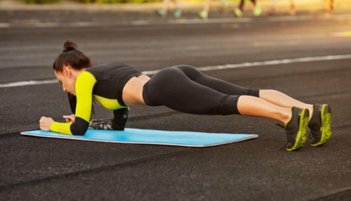 Renforcer les abdominaux grâce à l'exercice de la planche.