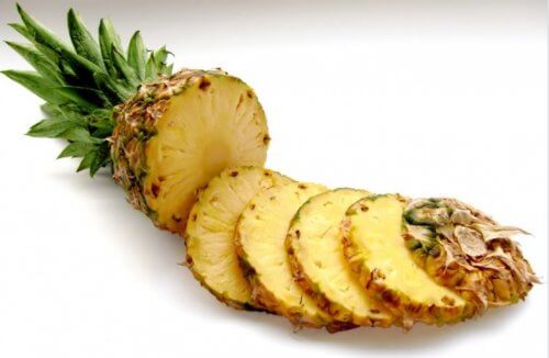 Préparer un gommage facial naturel à l'ananas.