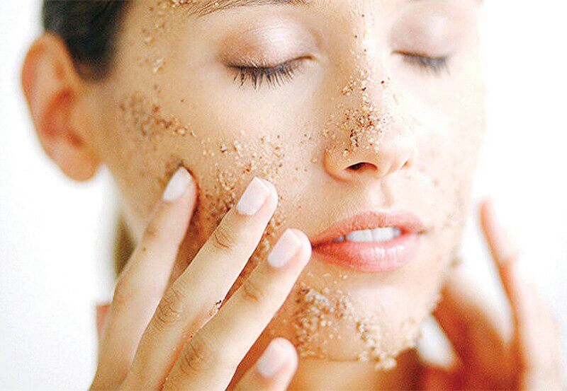 Préparer un gommage facial naturel à l'avoine.