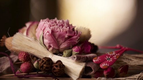 fleurs artificielles en carton