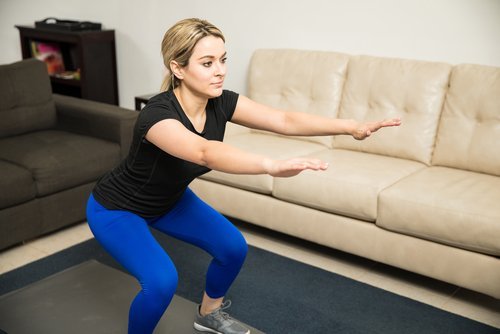 femme qui fait un exercice pour éliminer les graisses des cuisses