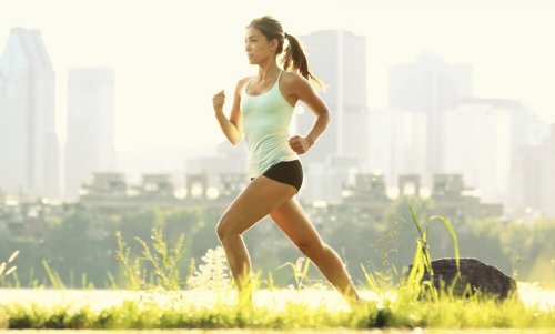 femme qui fait un footing pour contrôler le cholestérol élevé