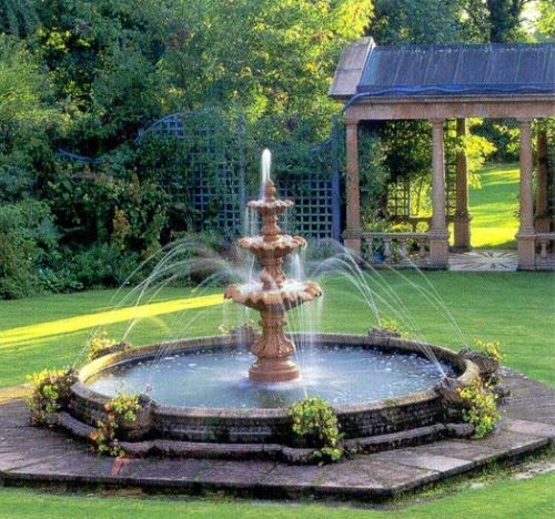 Fontaine dans un jardin.