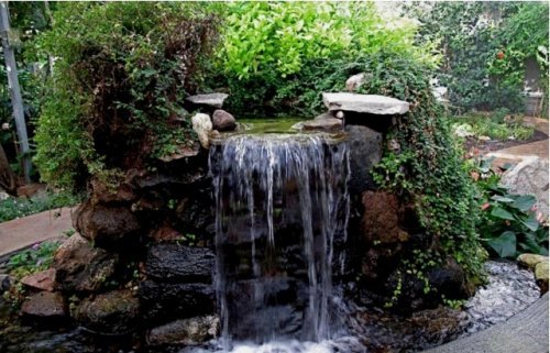 Fontaine cascade dans un jardin.