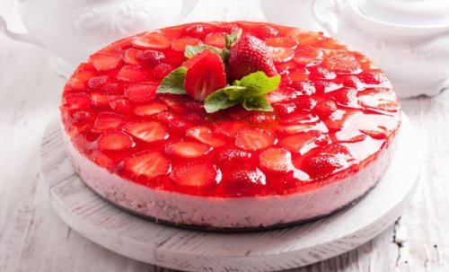 Gâteau à la gélatine et aux fraises
