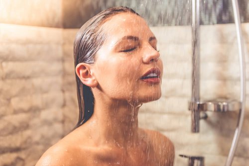 les douches très chaudes font partie de nos habitudes communes et ne sont pas bonnes pour la peau