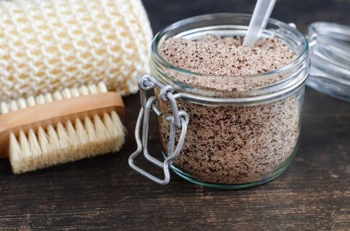 l'utilisation excessive d'exfoliants fait partie de nos habitudes communes et peut affecter l'état de notre peau