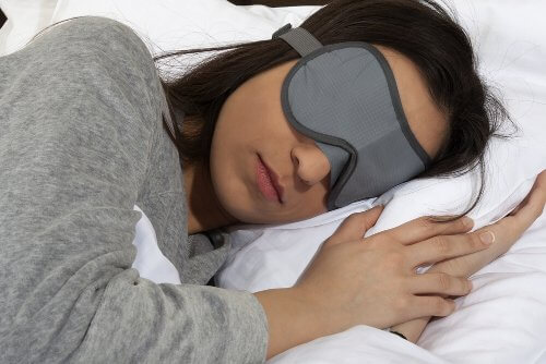 ne pas se démaquiller avant de dormir fait partie de nos habitudes communes et cela n'est pas bon pour la peau