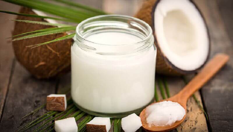 Traiter l'herpès génital avec du lait de coco.