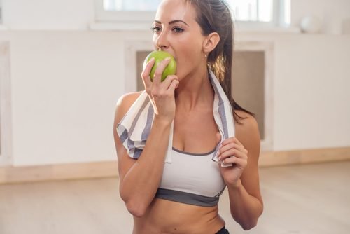 Mangez des fruits et des légumes croquants pour blanchir vos dents.