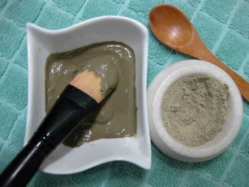 masque à l'argile contre le double menton