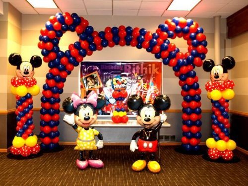 des ballons de Mickey Mouse