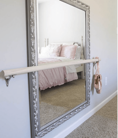 Un miroir dans une chambre