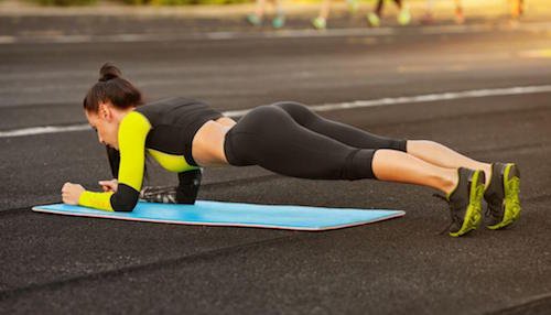 5 exercices simples à faire à la maison pour façonner votre silhouette