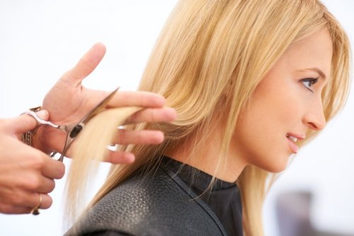 se couper les cheveux régulièrement pour éviter leur chute 