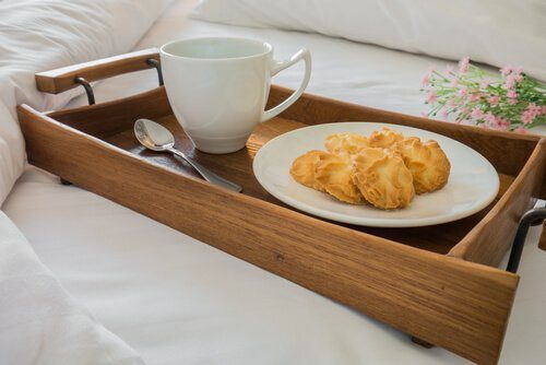 Petit-déjeuner au lit pour les noces de coton.