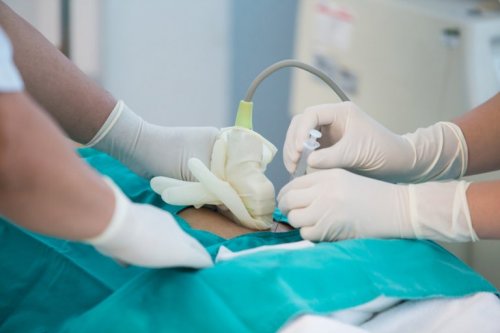 périnatologue en plein accouchement