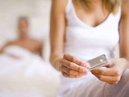 Femme prenant la pilule du lendemain.