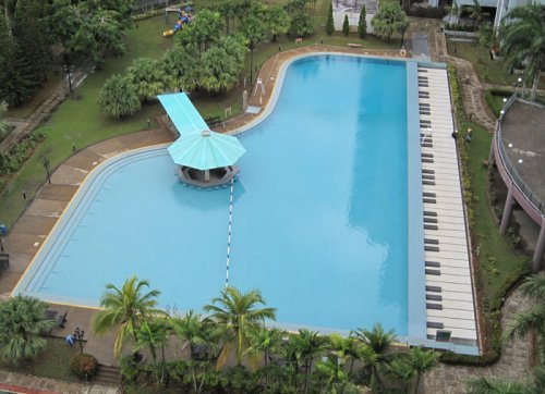 Piscine avec une île flottante