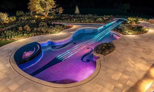 Piscine en forme d'instrument