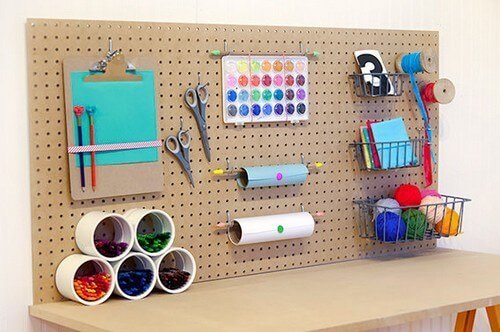 Une planche en bois avec des clous