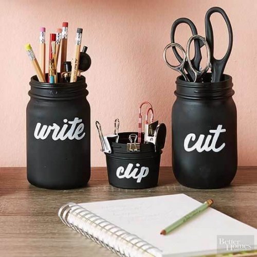 Des pots en verre pour un bureau rangé