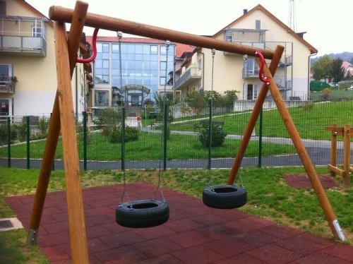Recycler les pneus usagés en faisant une balançoire.