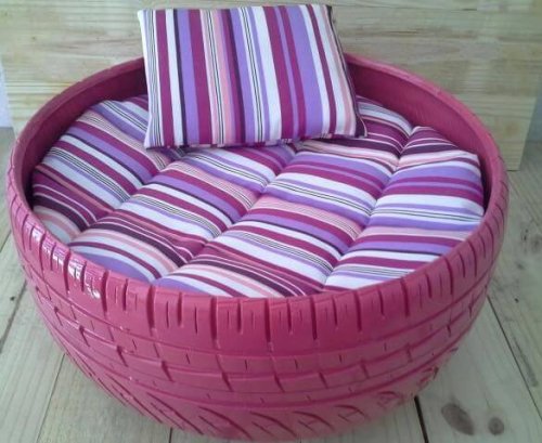 Recycler les pneus usagés en faisant un panier pour animal.