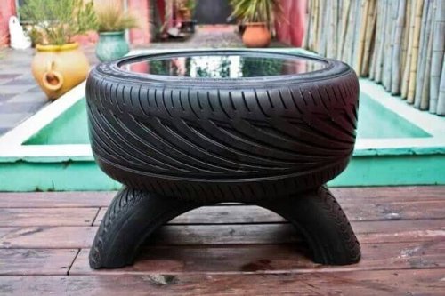 Recycler les pneus usagés en faisant une table d'extérieur.