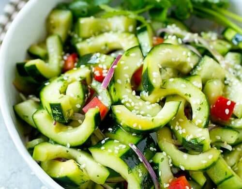 préparer une salade pour lutter contre les problèmes digestifs