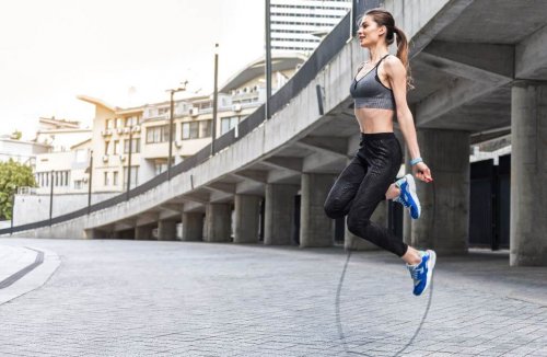 Le saut à la corde améliore la structure osseuse