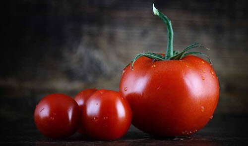 soigner les coups de soleil avec des tranches de tomate