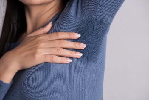 6 astuces pour enlever les taches de sueur sur les vêtements