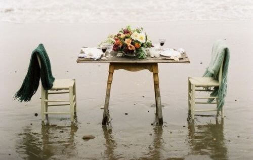Des tables de nuit avec des chaises et des échelles.