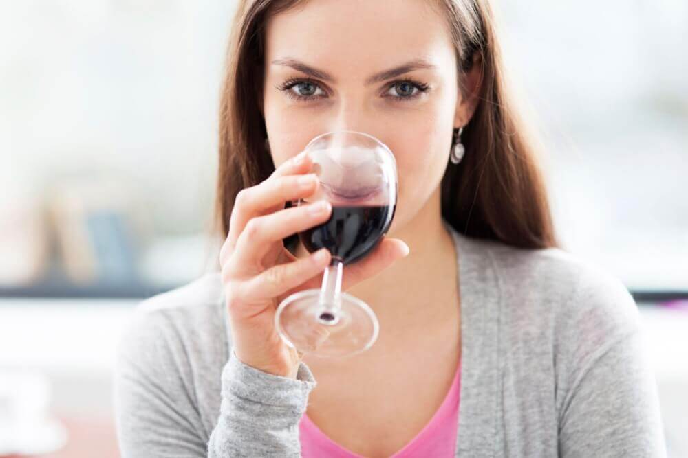 Femme buvant du vin