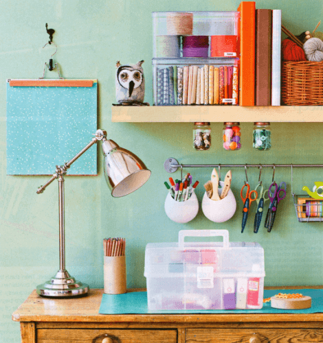 Des tringles à rideau et des crochets