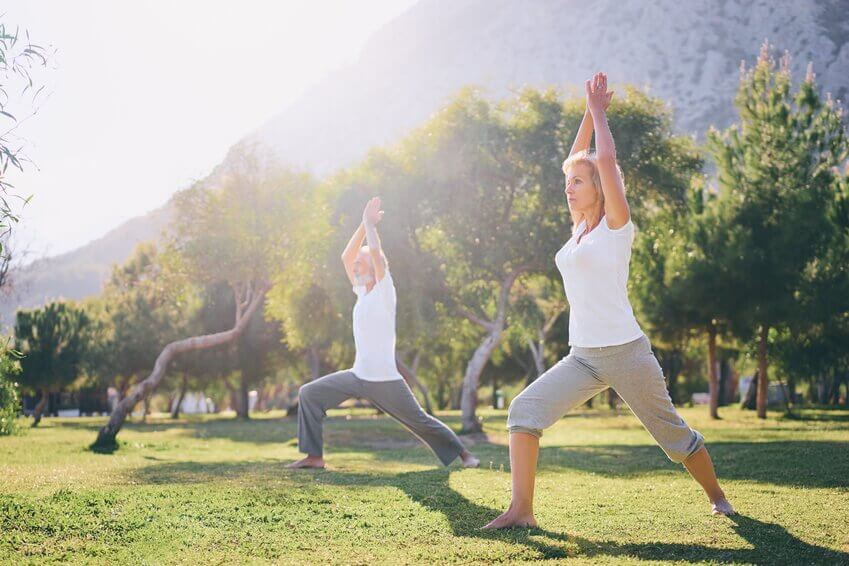 Il est recommandé aux seniors de pratiquer le yoga