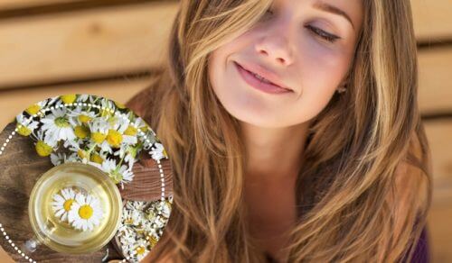 Décolorer les cheveux avec de la camomille.