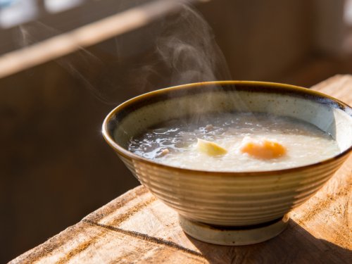 Consommer du riz en bouillon.
