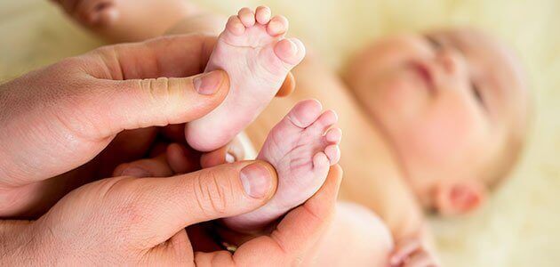 Les contrôles médicaux réguliers à votre bébé à l'hôpital.