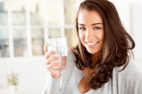Boire beaucoup d'eau est un principe de base d'un programme alimentaire équilibré