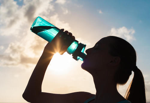 Boire plus d'eau aide à alcaliniser votre corps.
