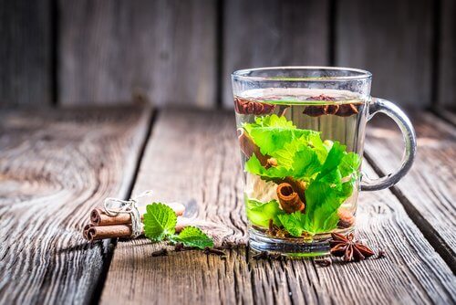 Des bains de bouche naturels contre la mauvaise haleine.