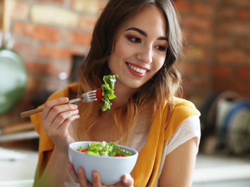 femme prenant une collation