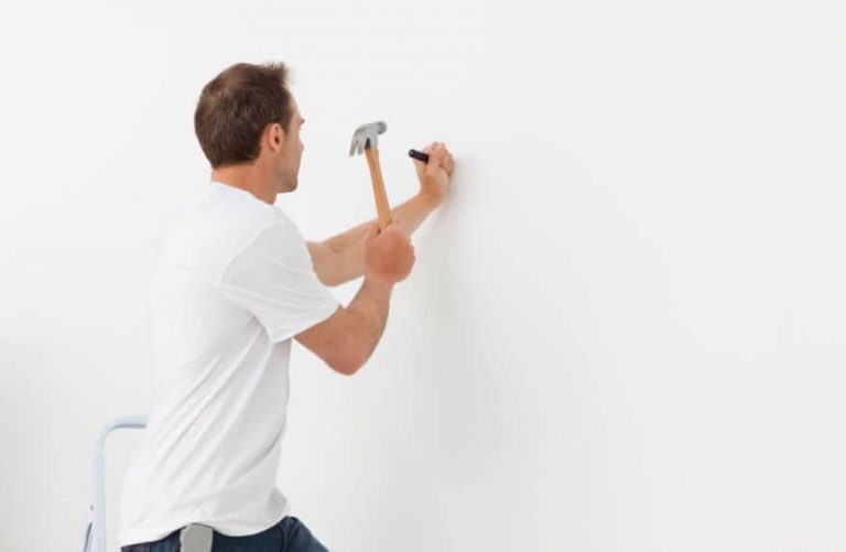 Comment planter un clou sans abimer le mur
