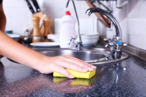 comment désinfecter vos éponges pour garder une cuisine impeccable