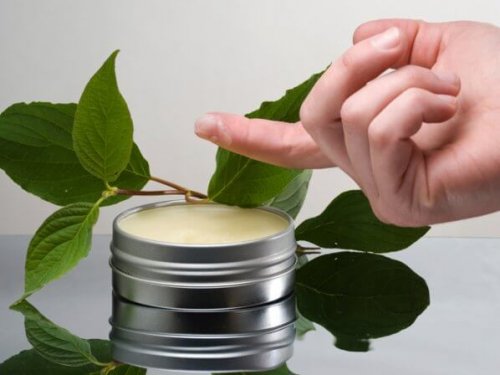 crème mentholée pour soulager la douleur à l'épaule