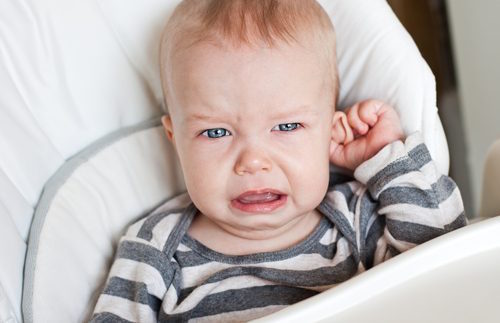 La douleur d'une otite chez les enfants.