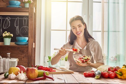 femme cuisinant des légumes avec de l iode