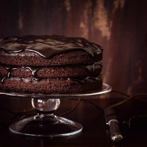 gâteau au chocolat et à la crème avec un glaçage miroir